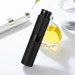 Scenty - Parfum Verstuiver Navulbaar - Mini Parfum Flesje - Reisflesje - Zwart -Damesparfum Winkel 1200x1200 250