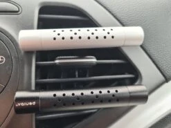 Autoparfum - Luchtverfrisser Auto - Inclusief 5 Geuren - Luxe Design - ZWART - Hervulbaar - Fris 11 Autoparfum - Luchtverfrisser Auto - Inclusief 5 Geuren - Luxe Design - ZWART - Hervulbaar - Fris -Damesparfum Winkel 1200x899