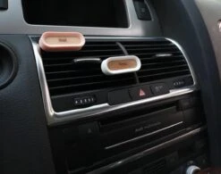 Eco Autoparfum ZWART - 2 Stuks!! - Luxe Auto Luchtverfrisser - Voor Luchtrooster - Autogeur -AutoVerfrisser - Trendy Design - VentilatieroosterMonteerbaar - Herbruikbaar - AutoLuchtje - Geurverfrisser - Eco Friendly - Biologisch Afbreekbaar -Damesparfum Winkel 1200x948